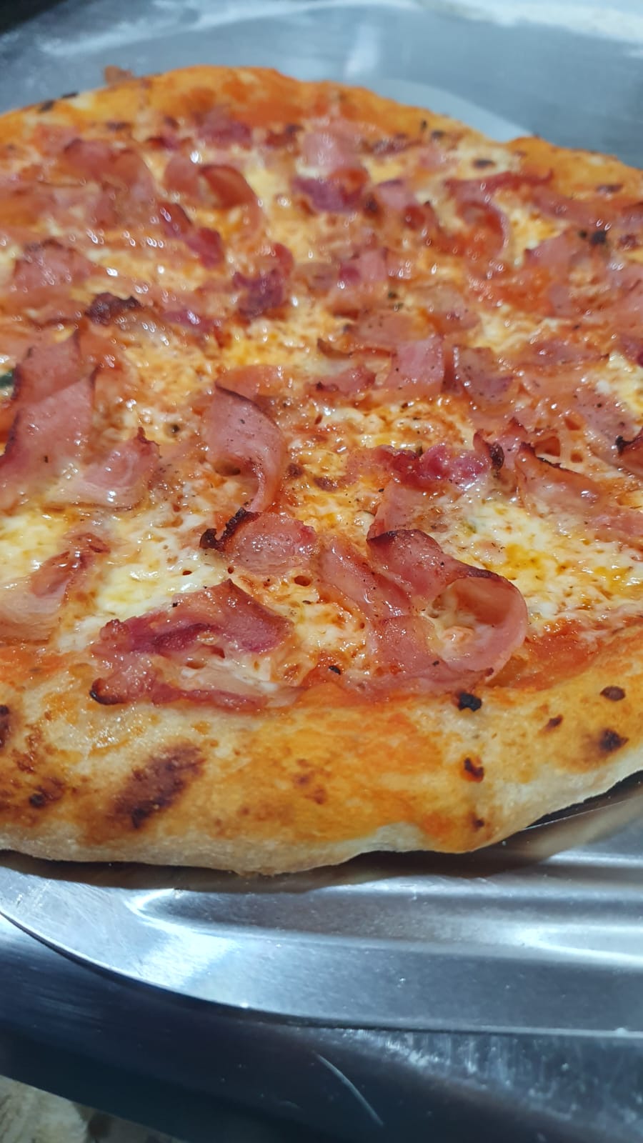 Pizza con tocineta dorada